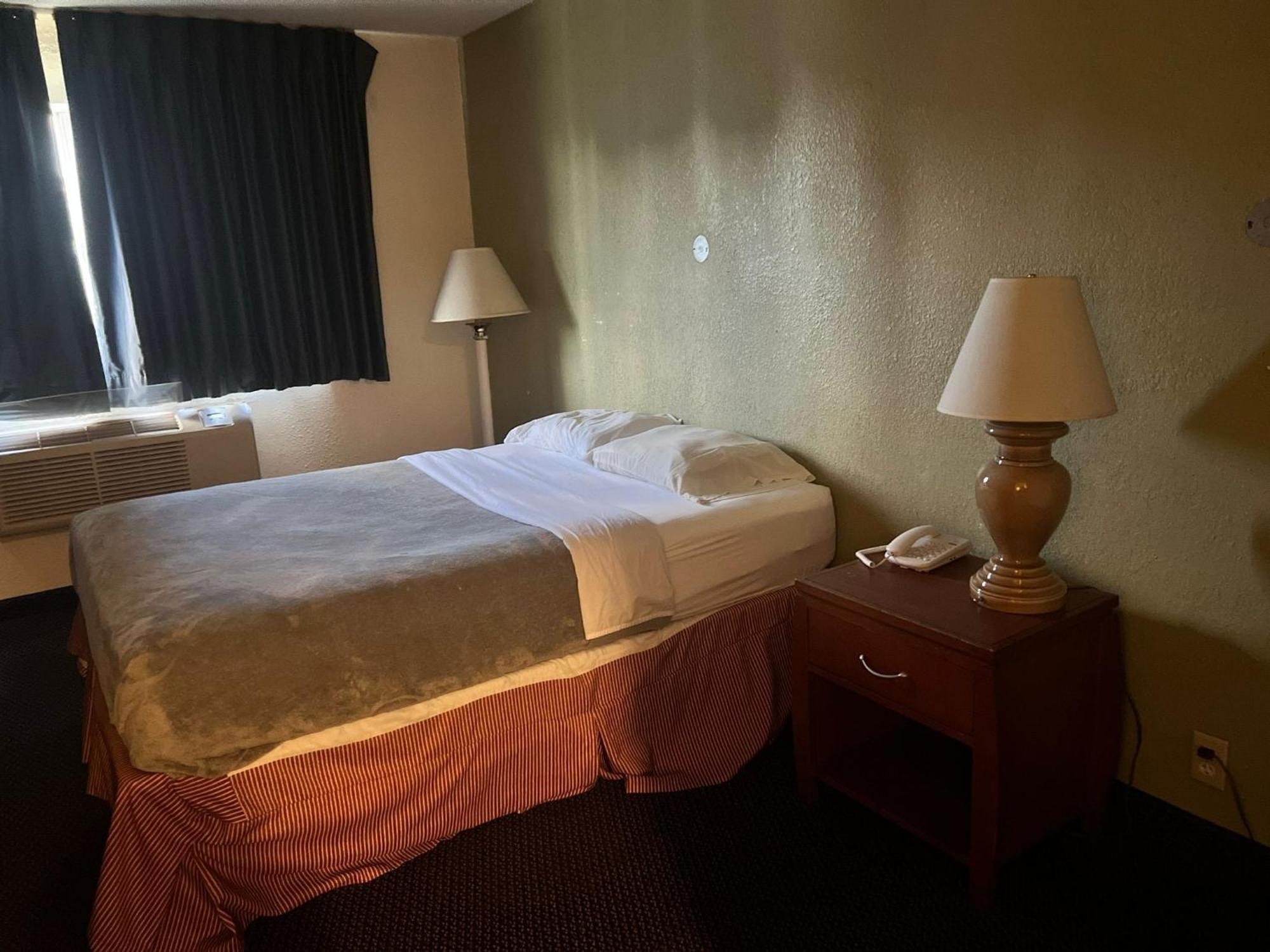 Villa Inn Motel Near Hwy 12 Wi Capital O Fort Atkinson Экстерьер фото