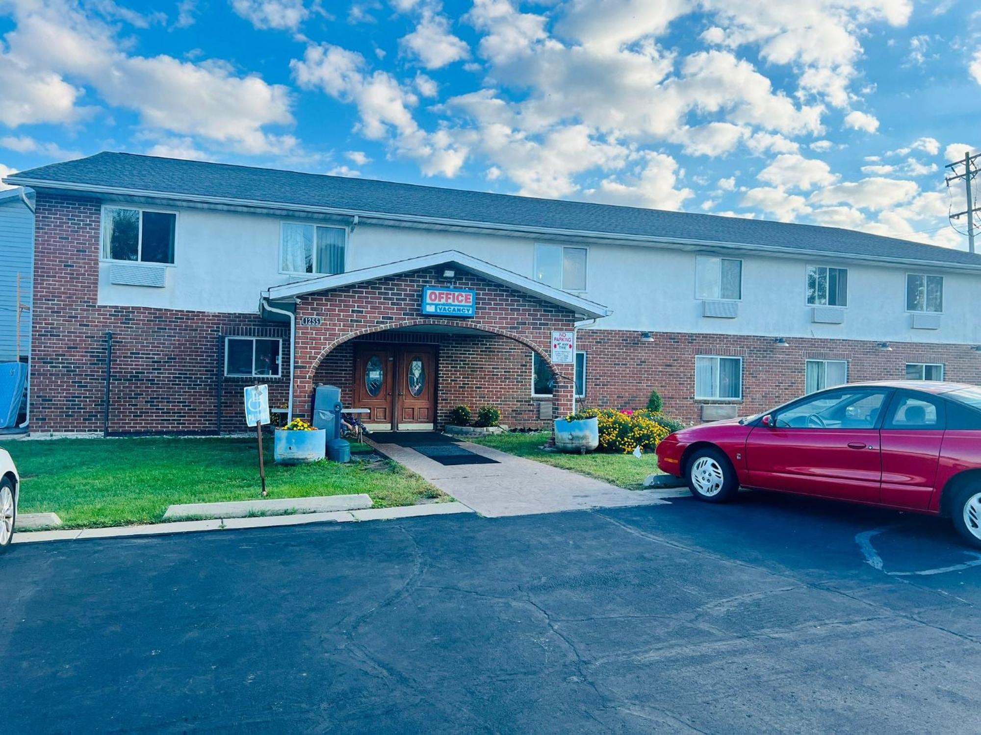 Villa Inn Motel Near Hwy 12 Wi Capital O Fort Atkinson Экстерьер фото